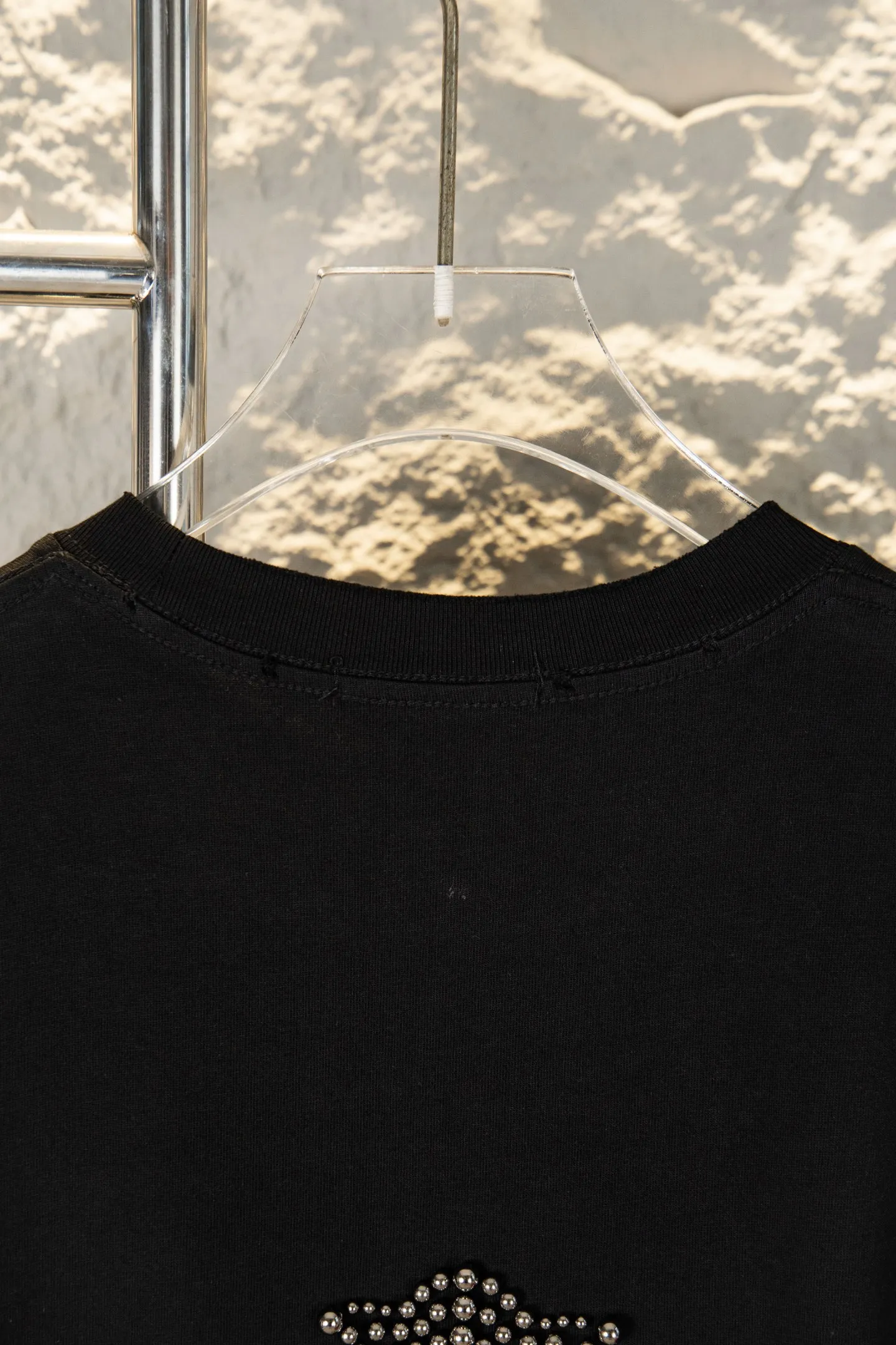 ：Y 115 Chrome Hearts 26ss New Arrival T Quality ， ， ， ， 。 Breathable， Oversize ， ， Same Style Versatile 。 ， Classic ， ， ， 。Retro ， ， 。 Versatile ， 、 、 ， 、 、 。 ， ， ， ！ Size：s—xl ：Black White
